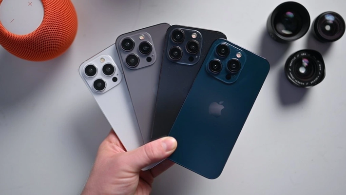 Apple dự kiến sẽ phát hành iPhone 15 Pro Max với bốn tùy chọn màu sắc: xám titan, bạc trắng, đen và xanh xám, thay vì màu vàng gold truyền thống.