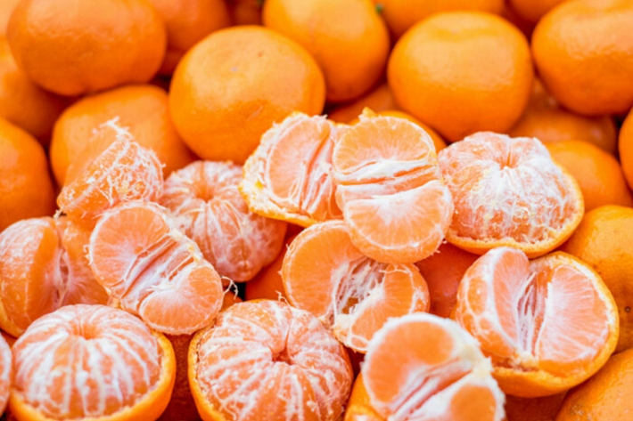 Nhớ rằng không chỉ thịt quýt mà cả xơ quýt, vỏ quýt, hạt quýt, và lá quýt đều chứa nhiều dưỡng chất quý báu cho sức khỏe.