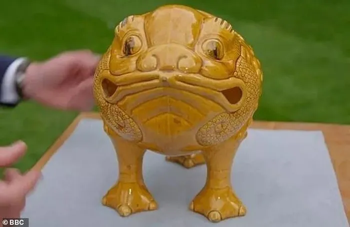 Bức tượng này đã ở trong gia đình họ suốt 6 thập kỷ và được tặng bởi mẹ của người đàn ông như một món quà sinh nhật.