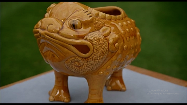 Câu chuyện liên quan đến một con cóc ba chân trong thần thoại Trung Quốc, nó được cho là mang lại may mắn và giàu có cho chủ nhân của nó.