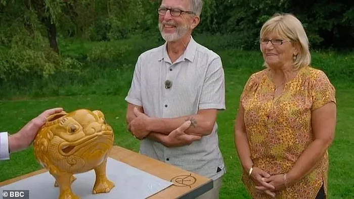 Trong tập phát sóng gần đây của chương trình Antiques Roadshow trên đài BBC 1 (Anh), một cặp vợ chồng đã mang đến một bức tượng con cóc ba chân để định giá.