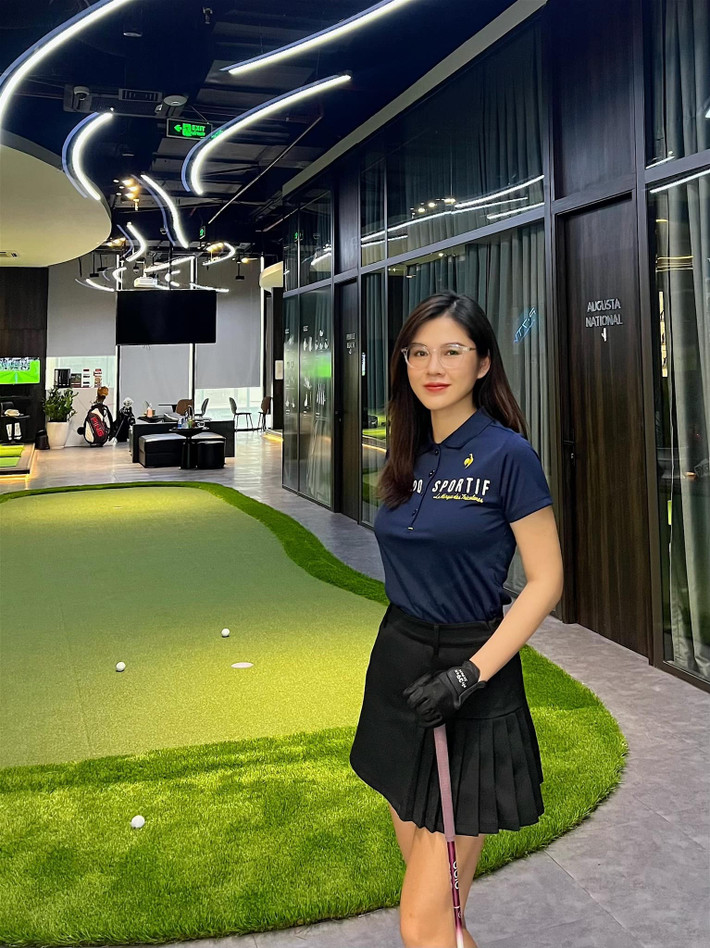 Nữ MC "đi nhầm sân golf" Vũ Thu Hoài là gương mặt quen thuộc với khán giả truyền hình trong vai trò MC, biên tập viên thể thao, diễn viên.
