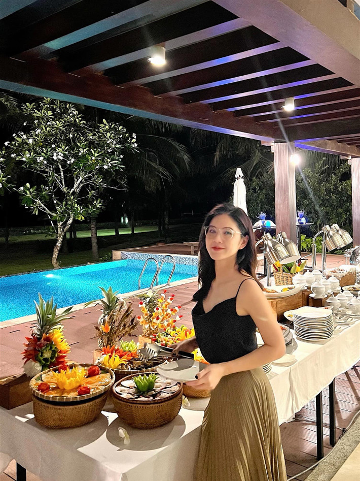 Kể từ sau khi kết hôn, MC Thu Hoài thường xuyên chia sẻ cuộc sống hạnh phúc bên chồng đại gia.