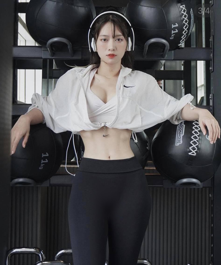 Chiếc quần tập gym quá bó sát đã khiến Lê Bống vô tình để lộ điểm nhạy cảm, cùng cách tạo dáng chính diện nên hình ảnh này càng làm người nhìn "nóng mắt" hơn.