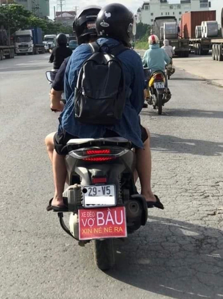 Đi trên đường phố không ít người sẽ ngỡ ngàng đến phì cười với những thông điệp xuất hiện xung quanh mình lúc nào không hay.