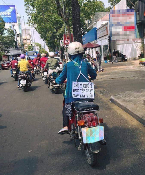 Nữ xế thẳng thắn, thật thà và thông điệp treo sau lưng cũng khiến người qua đường cảm thấy yên tâm.
