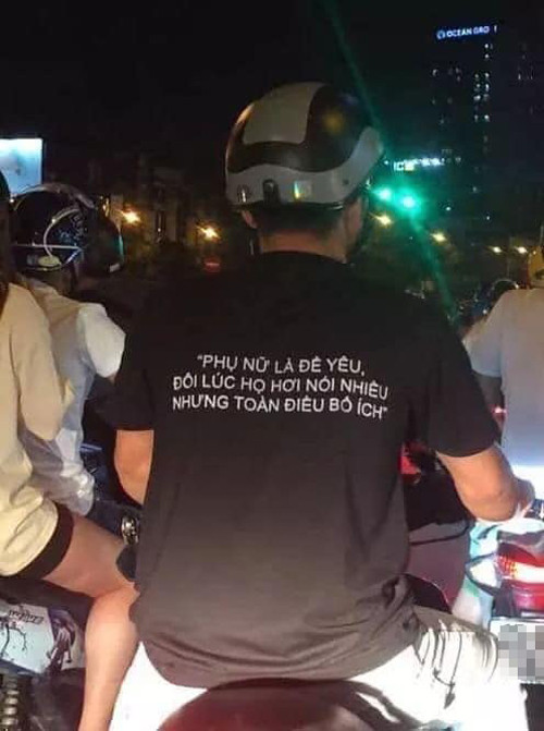 Chỉ là một câu nói trên áo thôi cũng đủ khiến ai đọc nó cảm thấy vui vẻ.