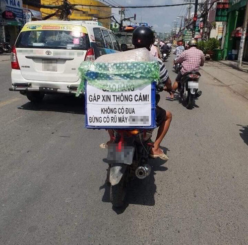 Người giao hàng và thông điệp vô cùng thiết thực.