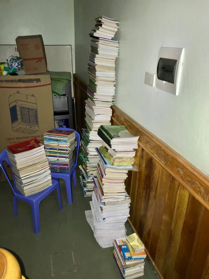 Cùng ý tưởng, một bạn khác cũng khoe chồng tài liệu của mình trong quãng thời gian ôn thi. Ảnh: Tổng hợp Facebook
