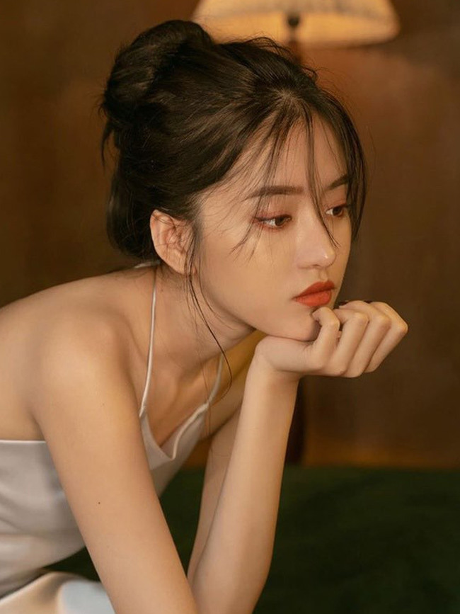 Ngoài Trúc Quỳnh, hot girl Ngô Thùy Trâm cũng là cô gái hiếm hoi diện đồ lụa đẹp và nổi bật không để lộ khuyết điểm cơ thể.