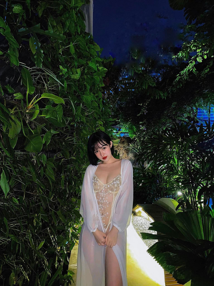 Lê Trúc Quỳnh sinh năm 1999, quê Đồng Nai là hot girl sở hữu lượng fan đông đảo trên mạng xã hội Facebook và Instagram.