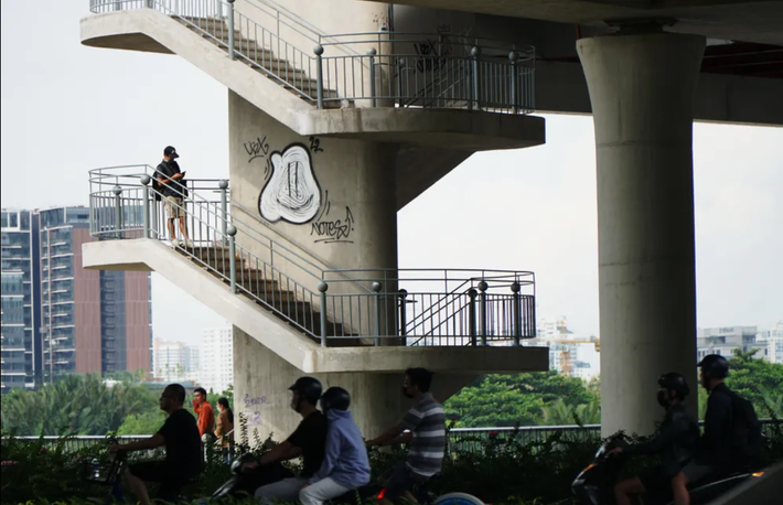 Những hình ảnh cầu Thủ Thiêm 2 bị vẽ bậy mới đây đã khiến cư dân mạng phẫn nộ, bàn tán xôn xao. Ảnh: Anh Nhàn