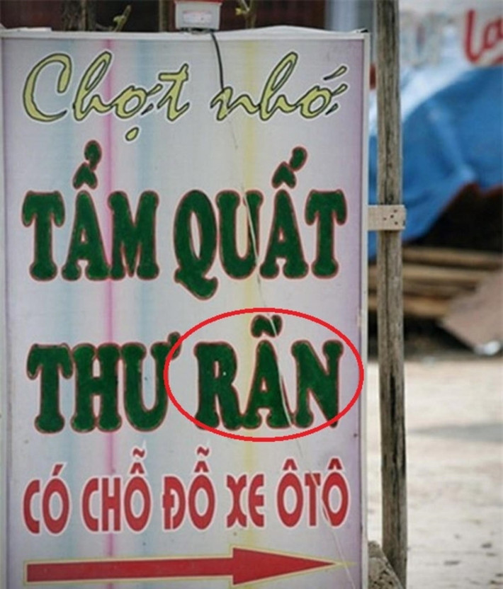 Nhiều người cho rằng, nhà thiết kế tấm biển quảng cáo có lẽ "chưa nắm được chính tả", số khác hoài nghi đây rất có thể chỉ là "chiêu trò" của chủ tiệm để thu hút sự chú ý của khách hàng.