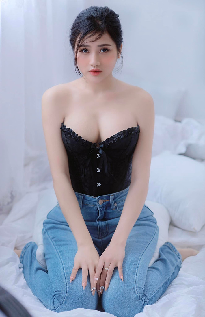 Thời gian gần đây, Thanh Hằng đã mạnh dạn thử sức với phong cách gợi cảm để khoe trọn vẻ đẹp của lứa tuổi 21.
