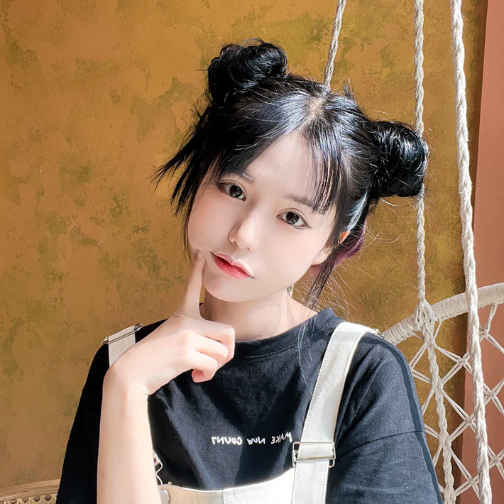 Gái xinh này sở hữu nét khả ái với đôi mắt to tròn và nét đẹp cuốn hút, ấn tượng.