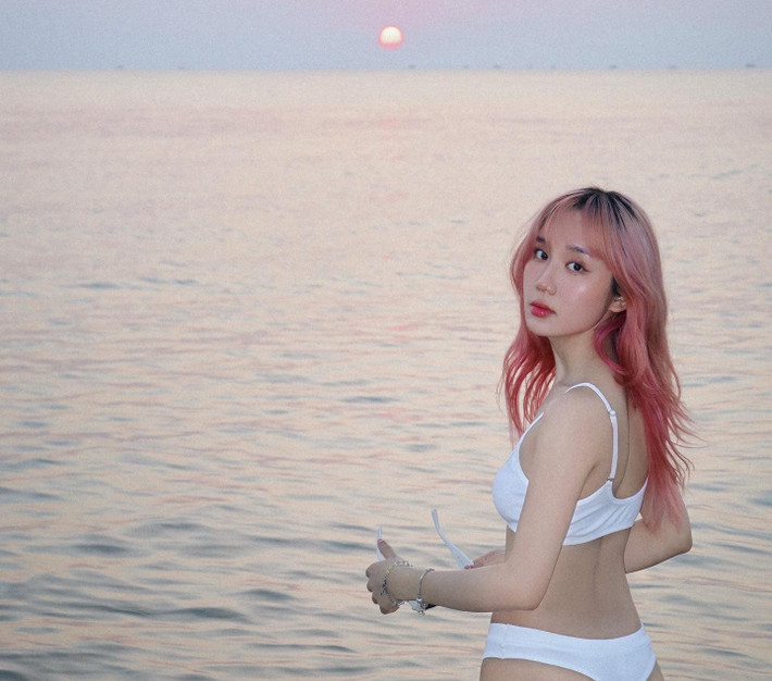 Chính vóc dáng đẹp và gợi cảm của cô đã khiến không ít fans phải trầm trồ.