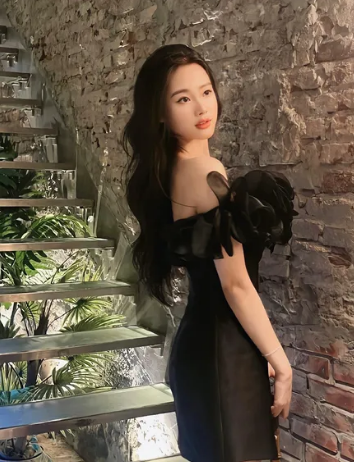 Cô gái nhỏ nhắn ấy cũng thường xuyên xuất hiện trong mắt mọi người với hình ảnh nữ tính, dịu dàng.