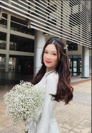Trần Hà Linh sở hữu nhan sắc xinh xắn, đường nét thanh tú không khác gì hot girl hiện nay.