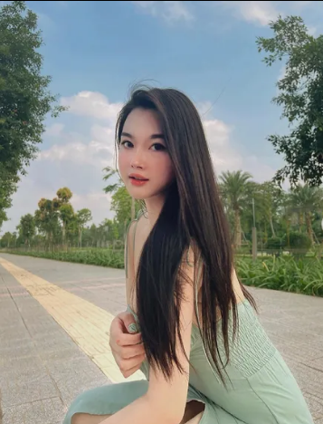 Ở ngoài đời, cô gái này gây ấn tượng với mái tóc dài, khuôn mặt xinh đẹp, vóc dáng thon gọn.