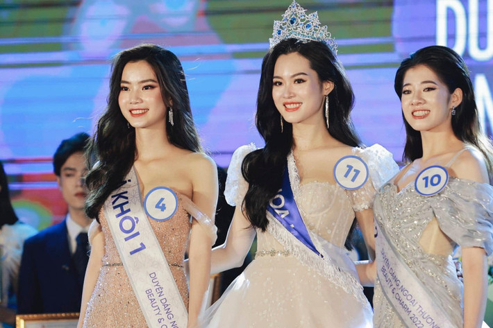 Vượt qua hàng trăm thí sinh, Trần Hà Linh (2002, Hà Nội) đã xuất sắc giành vị trí Hoa khôi Đại học Ngoại thương năm 2022.