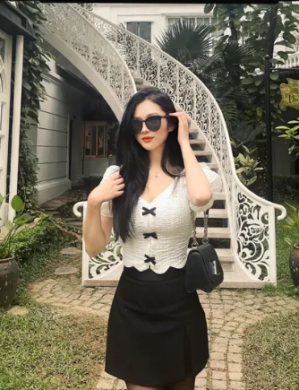 Hà Linh là học sinh chuyên Anh, THPT Chuyên Hà Nội Amsterdam. Điểm số xét tuyển vào trường của Hà Linh đều đạt điểm giỏi.