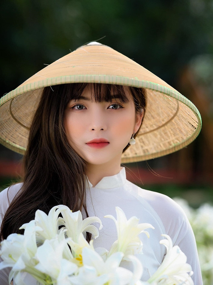Nguyễn Thị Thêu sinh năm 2002 là hot girl đến từ mảnh đất chè Thái Nguyên, cô nàng gây chú ý trên MXH thời gian gần đây nhờ sở hữu ngoại hình xinh đẹp.