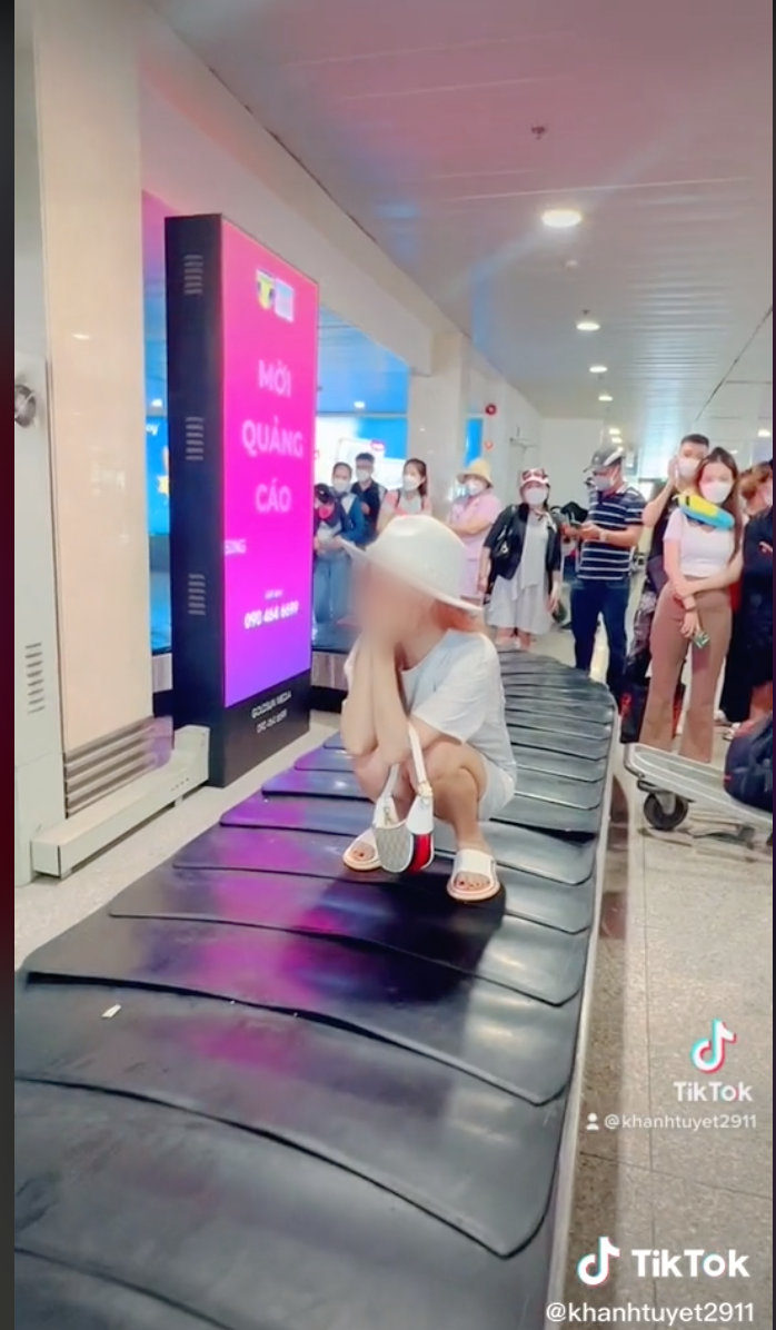Mới đây trên MXH lại xuất hiện đoạn clip của một nữ TikToker ở sân bay cùng với dòng caption "bất kệ đời, lạc trôi". Khác với những người trước đây, cô gái này ngồi trên băng chuyền hành lý và nghĩ rằng ở vị trí này không gây nguy hiểm gì.