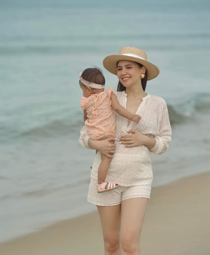 Từ giai đoạn tân hôn cho tới khi sinh xong em bé đầu lòng, Phanh Lee thường xuyên đi du lịch ở nhiều nơi, check-in nhiều địa điểm nghỉ dưỡng sang chảnh, nổi tiếng. Ảnh: FBNV