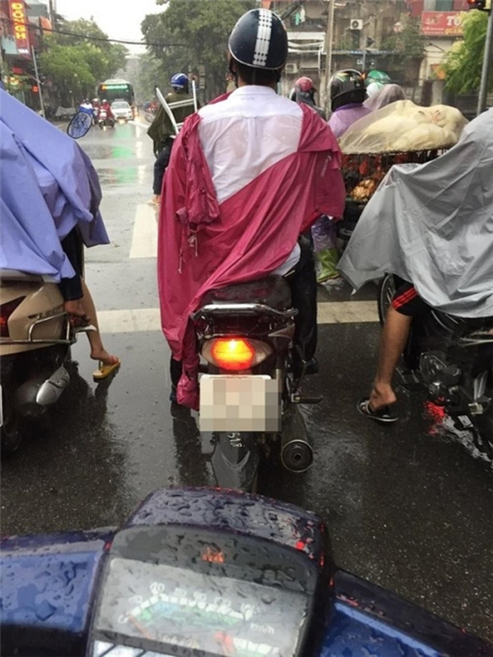 Mặc áo mưa cũng phải thật phong cách, chỉ có những người tham gia giao thông và dừng đèn đỏ mới bắt gặp những cảnh bi hài này. Ảnh: Tổng hợp