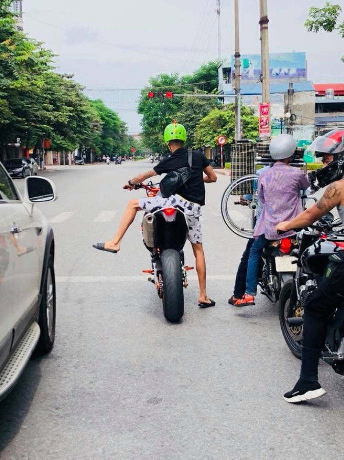 Nhìn thì bình thường nhưng có gì đó lạ lắm ở bức ảnh này, một tài xế chân ngắn nhưng lại thích đi xe cao.