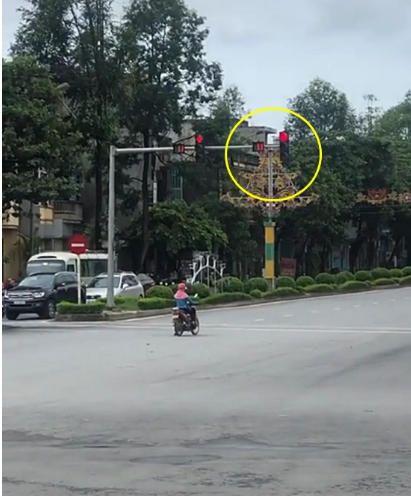 Nữ "ninja" hiên ngang đối đầu với đèn đỏ từng khiến cư dân mạng được dịp cười nghiêng ngả.