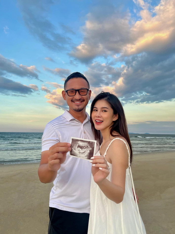 Mới đây trên trang cá nhân, nữ MC Vũ Thu Hoài đã xác nhận chuyện đang mang thai con đầu lòng cho ông xã đại gia.