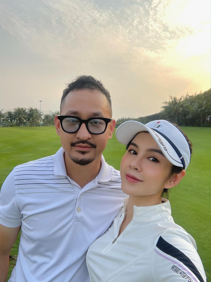 Sau khi về chung một nhà với chồng doanh nhân, Thu Hoài ít tham gia đóng phim và dẫn chương trình.