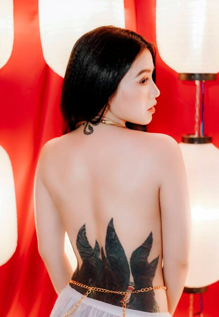 Bởi vì xăm nhiều hình lại ở vị trí nhạy cảm nên Linh Miu thường xuyên diện trang phục táo bạo, khiến netizen "đỏ mặt" khi nhìn.