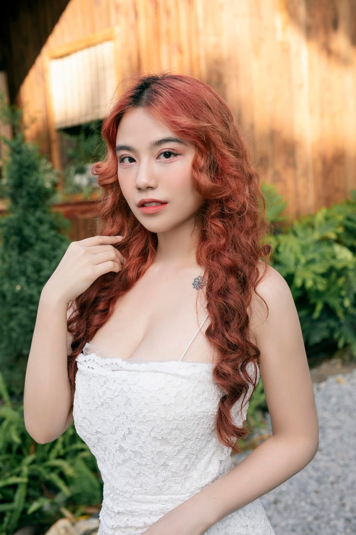 Linh Miu (sinh năm 1993) được biết tới là một diễn viên. Dù nổi tiếng trên mạng xã hội nhưng gái xinh này vẫn tự tin thể hiện cá tính với những hình xăm lớn trên cơ thể.