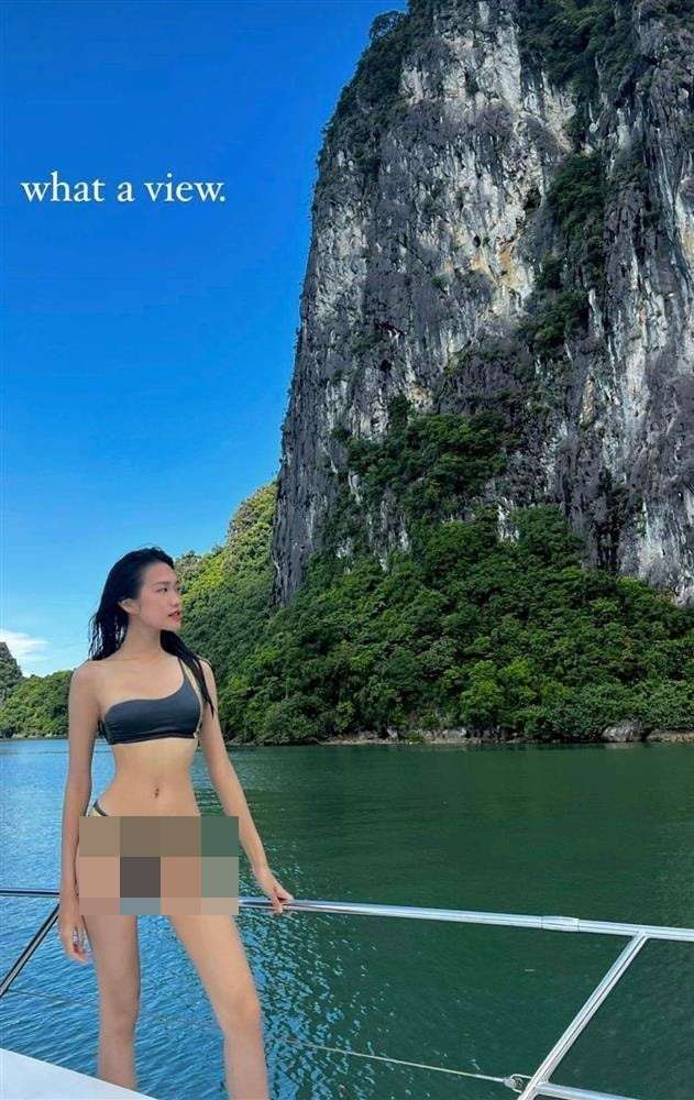 Mới đây, bạn gái tin đồn Đoàn Văn Hậu đã có khoảng thời gian thư giãn, tận hưởng kỳ nghỉ du lịch bên người thân gồm có ông bà, bố mẹ và các em. Cô nàng cũng không quên khoe khoảnh khắc thả dáng với bikini trên du thuyền vô cùng gợi cảm.
