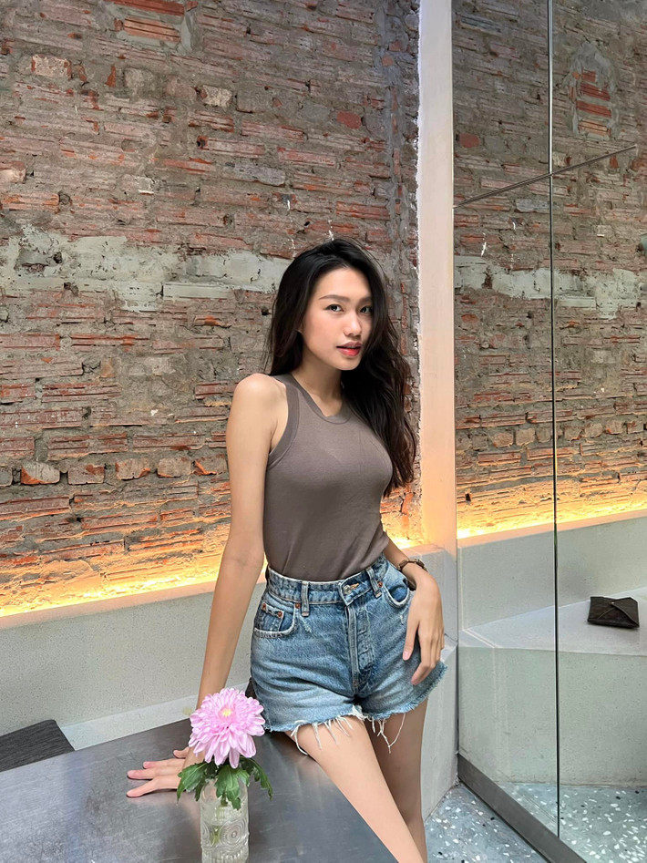 Một số thành tích nổi trội của Doãn Hải My phải kể đến như theo học lớp chất lượng cao của Đại học Luật Hà Nội, IELTS 7.0 và giao tiếp được tiếng Trung.