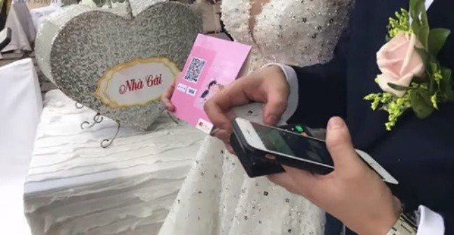 Thay vì "thiệp hồng trao tay", cặp vợ chồng thời công nghệ đã chuẩn bị sẵn máy quẹt thẻ để nhận tiền mừng từ các khách mời.