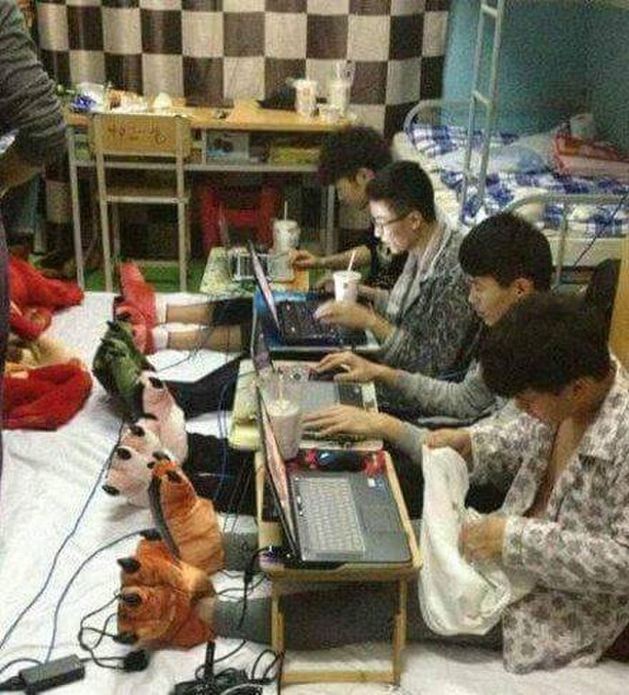 Theo nhiều netizen bình luận, các chàng trai thoải mái gọi nhau là “cưng yêu” và khiến người nghe xung quanh cũng cảm thấy bất ngờ vì cách thể hiện tình cảm thân mật.