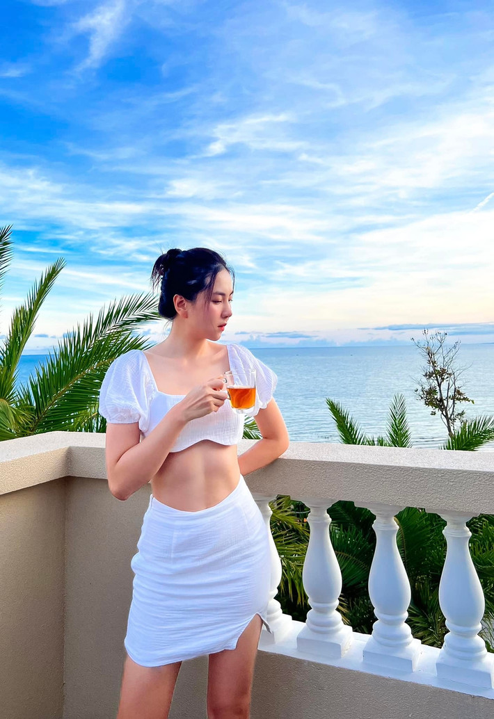 Với lợi thế đôi chân dài miên man, Mai Ngọc kiêm luôn vị trí người mẫu trong những set quần áo thời trang.