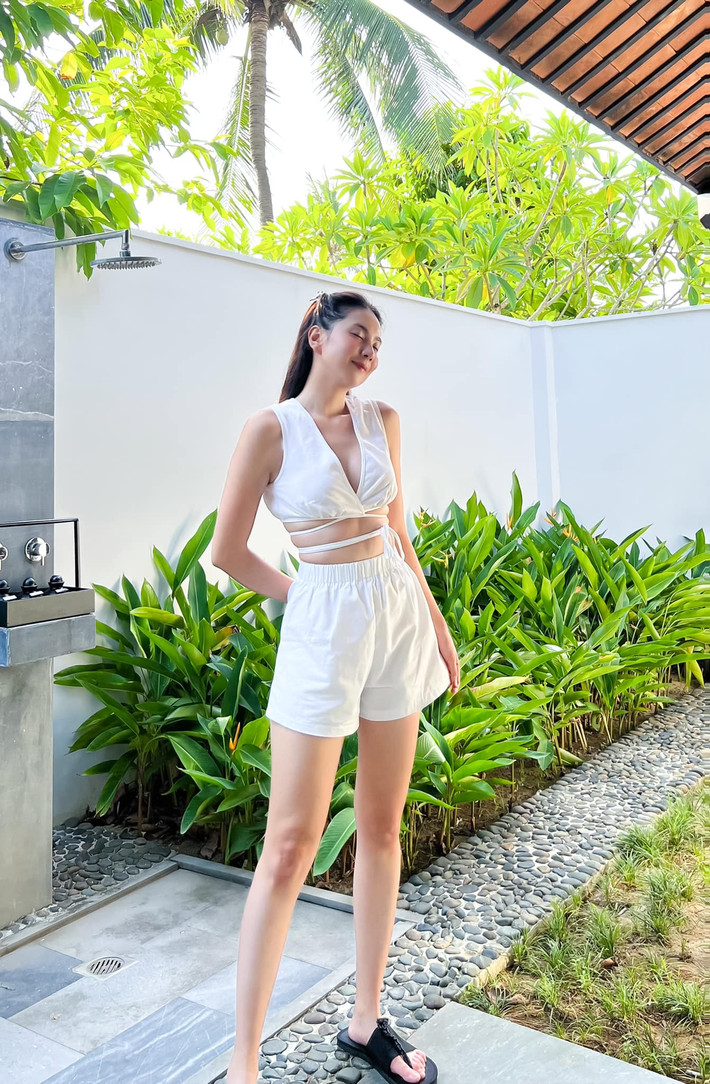Trên trang cá nhân mới đây, "cô gái thời tiết" chia sẻ hình ảnh khoe vóc dáng thon gọn, vòng eo nhỏ và đặc biệt là đôi chân dài miên man.