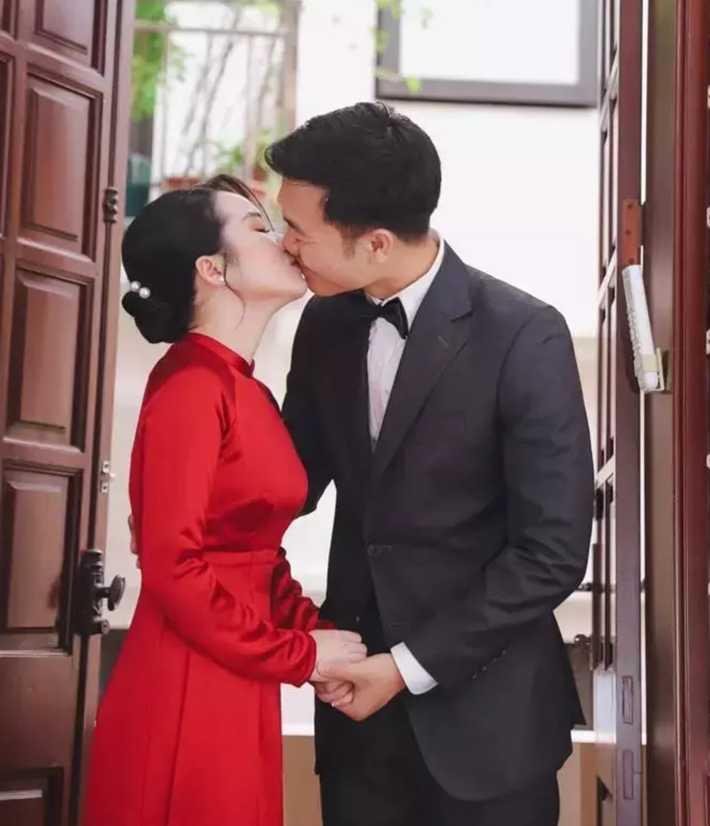 Nhìn chân sút Phú Thọ ẵm con trong tay, người hâm mộ cũng khoe anh bế con khéo quá.