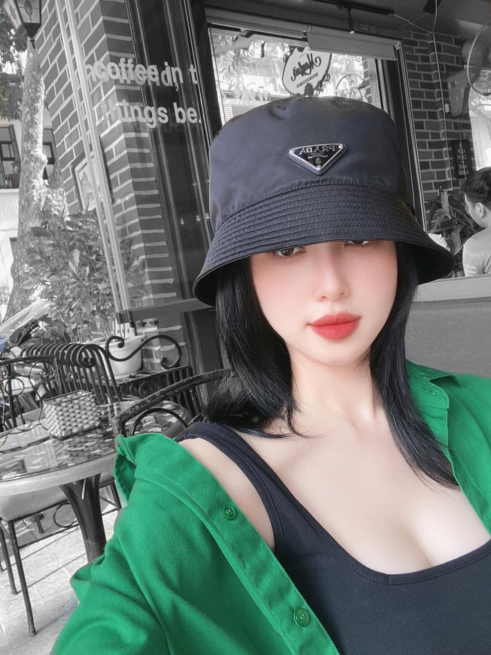 Ngắm nhìn những hình ảnh cô đăng tải, ít ai biết được Tâm Tít đã là bà mẹ bỉm sữa 33 tuổi, "1 nách 2 con". Ảnh: FBNV