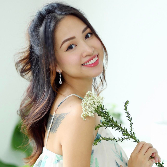 Vân Hugo là cựu hot girl quen mặt với thế hệ 8x, cô từng là người dẫn chương trình một số gameshow nổi tiếng, tham gia đóng phim.