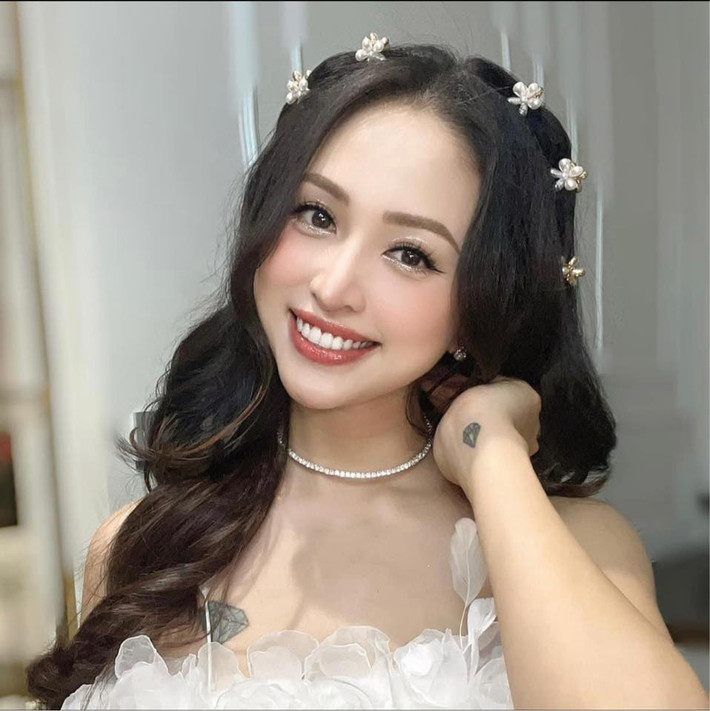 Hiện tại mới chỉ sau 2 tháng, sắc vóc của nữ MC không hề kém cạnh bất cứ mỹ nhân nào.