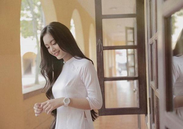 Tóc xoăn nhẹ, gương mặt bầu bĩnh và nụ cười dịu dàng - Chỉ sau ít giờ đăng tải, bức ảnh của Tố Anh đã thu hút gần hàng chục nghìn lượt thích và nhiều ý kiến khen ngợi. Ảnh: Tổng hợp Facebook