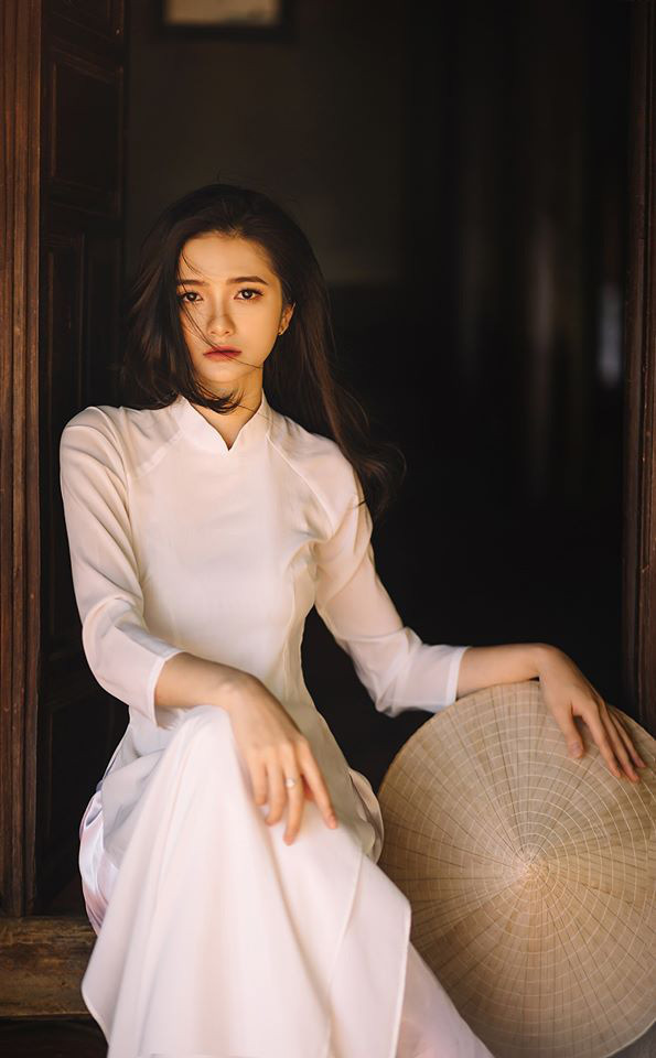 Dương Thị Thành sinh năm 1996 từng được netizen truy lùng "info" khi xuất hiện loạt ảnh sở hữu nhan sắc xinh đẹp, thần thái hút hồn trong tà áo dài trắng.