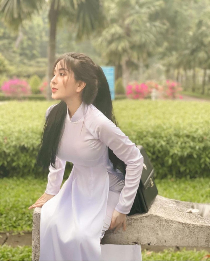 Dù chỉ là những hình ảnh hậu trường mặc áo dài trắng lại chưa qua chỉnh sửa nhưng vẫn không thể "dìm hàng" được nhan sắc cực phẩm.