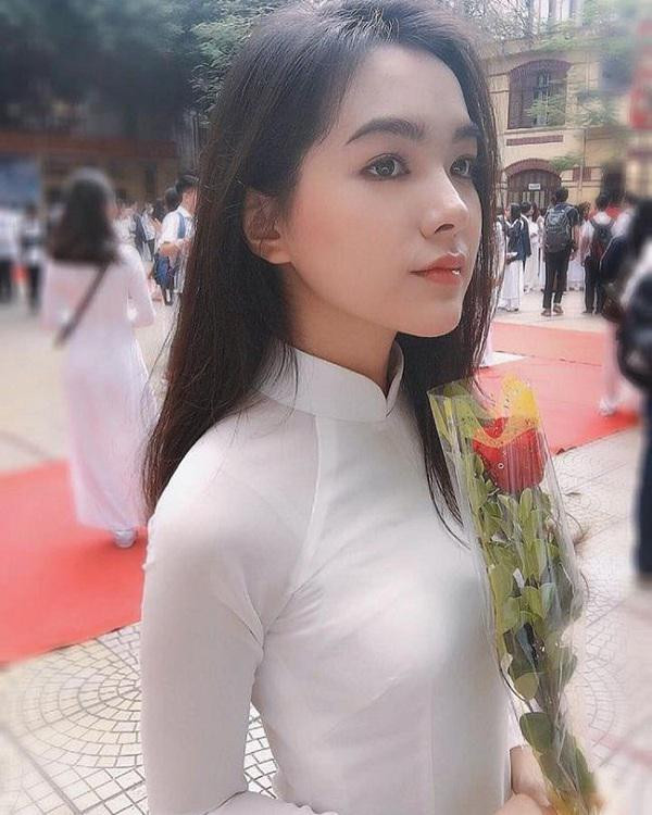 Thiên Trang, cựu nữ sinh trường Trần Phú - Hà Nội cũng từng nổi tiếng sau 1 đêm vì hình mặc áo dài quá đẹp.