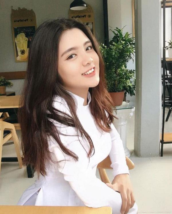 Nguyễn Ngọc Hoàng Anh học sinh lớp 12 trường THPT Hàn Thuyên, TP. HCM là cô bạn đã gây sốt cộng đồng mạng Việt Nam qua một bức hình chụp lén trong khi bị phạt.